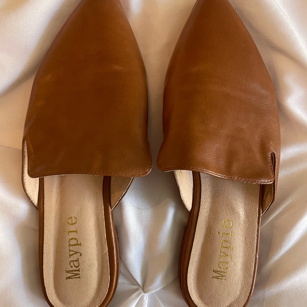 Pointed toe slides